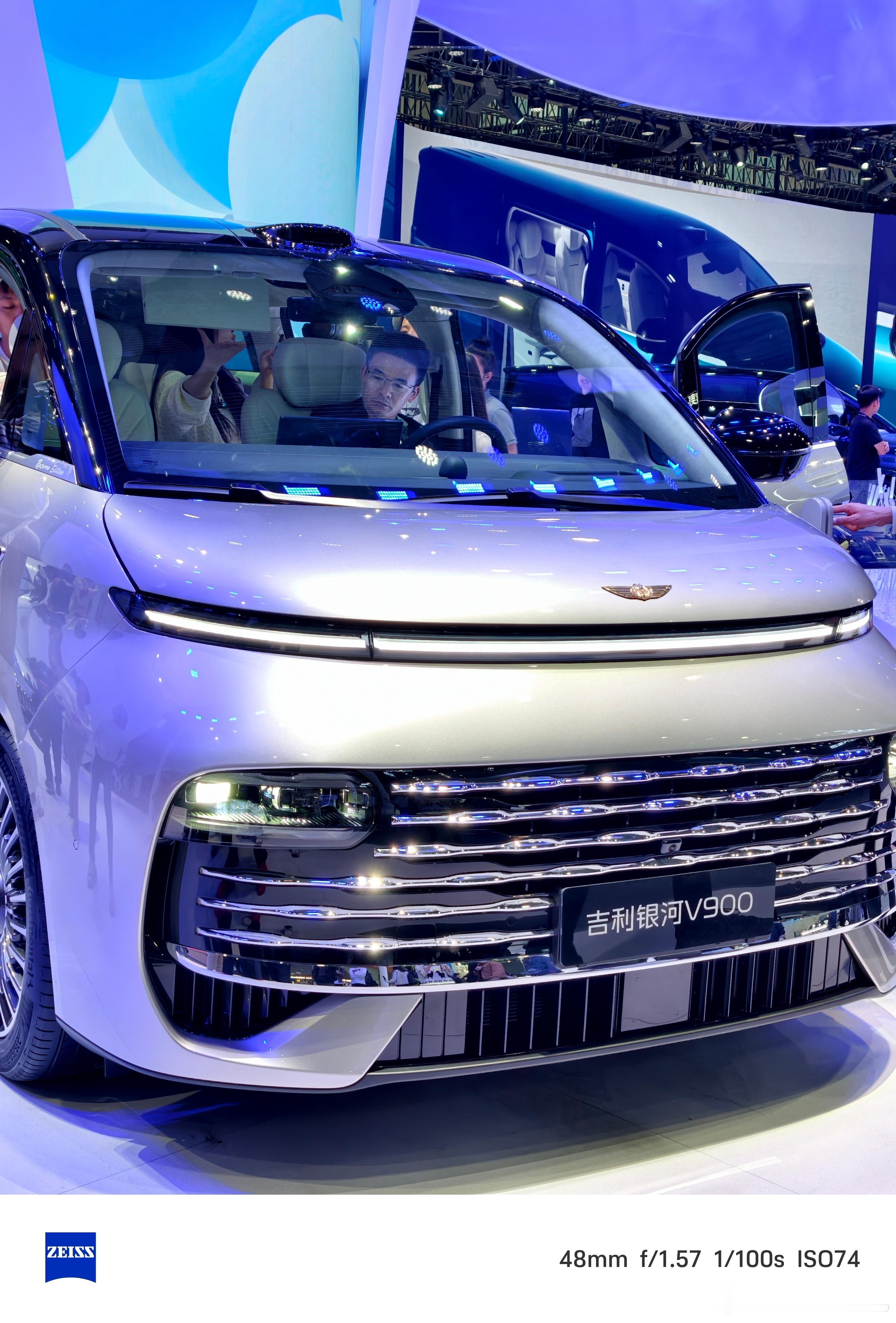 有一说一，这个前脸，我是真不太喜欢，格栅略显繁复了。大量似曾相识的零部件，但超大