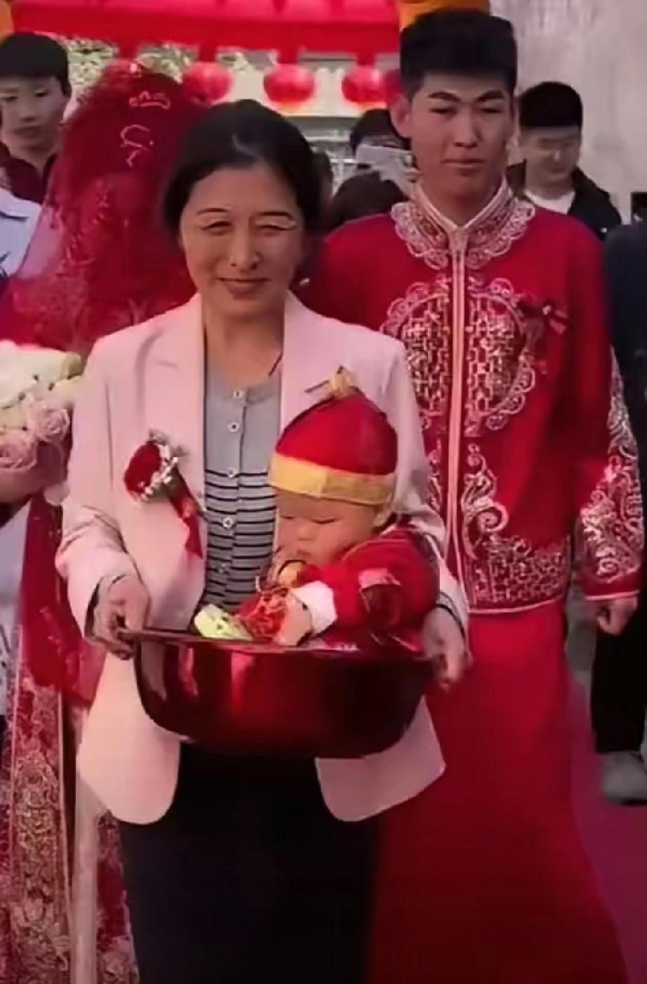 陕西一新娘结婚时带着刚满月侄子出嫁，这孩子父亲因公牺牲，孩子母亲受不了打击，郁郁