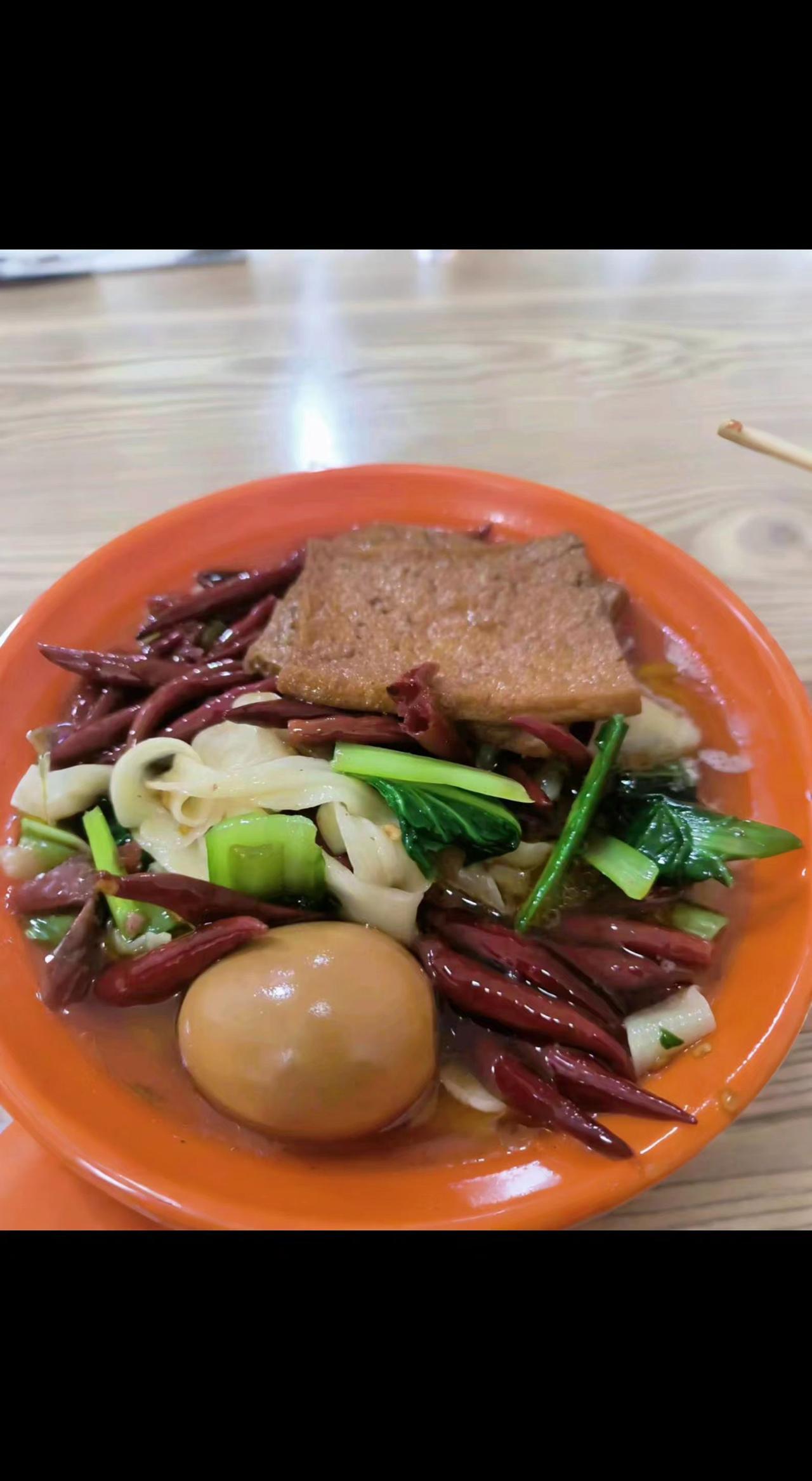 安徽板面。🍜红油翻滚着江湖气🌶️，卤蛋浸足了岁月香🥚。板面一拌，日子都有了