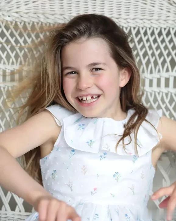 威廉凯特分享了一张新照片来庆祝夏洛特公主的八岁生日！这张照片是周末的时候，凯特在