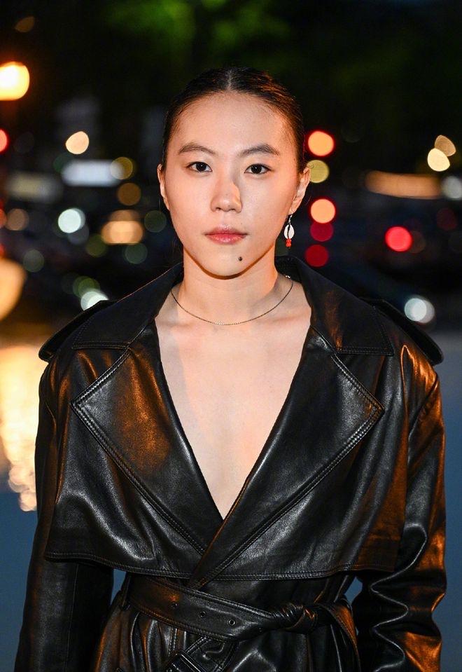 窦靖童之前说过，自己以后的遗产不会留给爸妈，全都留给妹妹们。他有俩妹妹，一个是爸