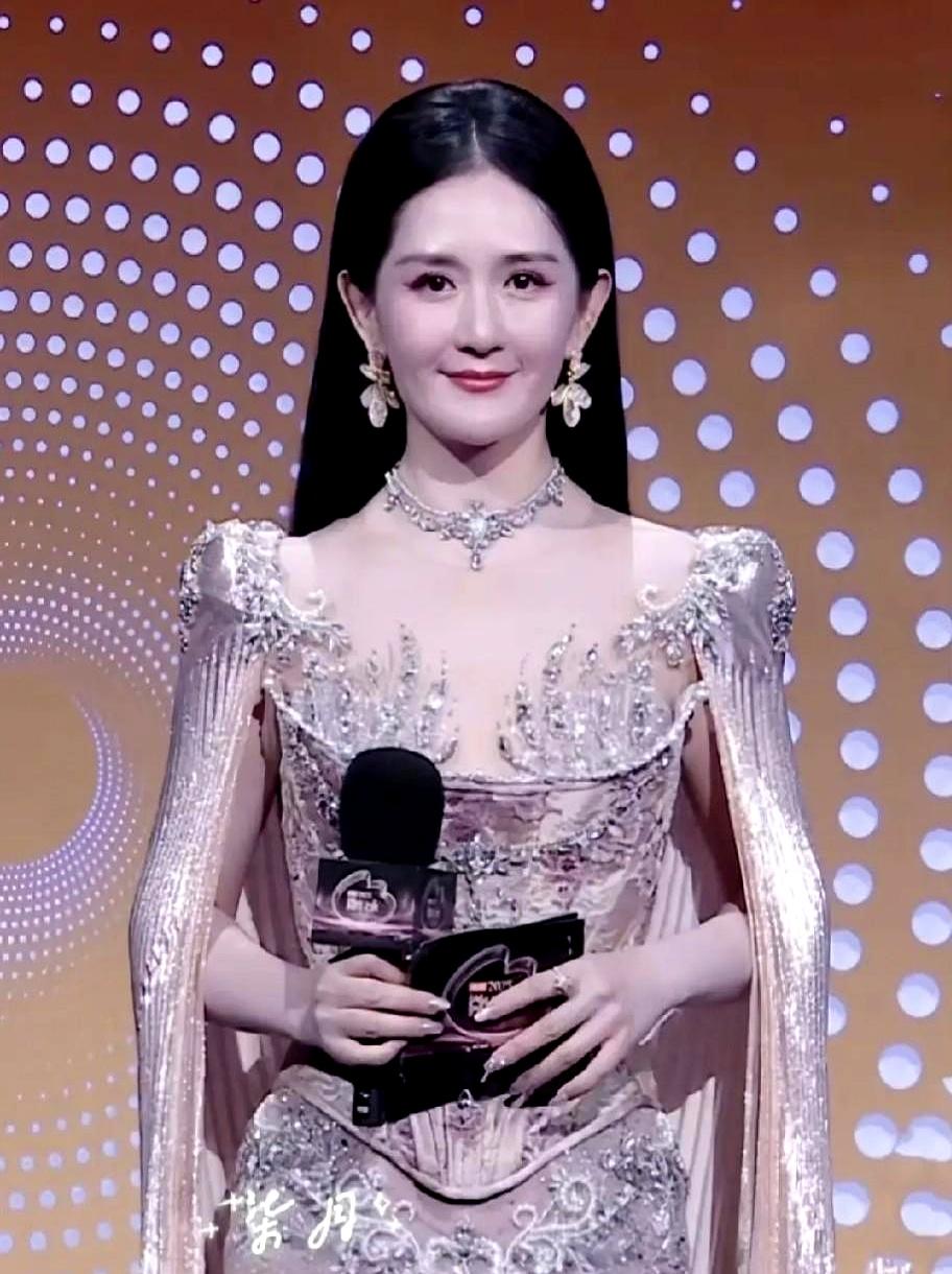 谢娜紧紧拽住搭档胳膊，小尼举不起话筒，张着嘴发不出声，台下全笑了。
 

微博之