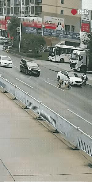 女子骑电动车，我行我素，根本不看其他机动车辆，在马路上横冲直撞，真就撞上了一台车