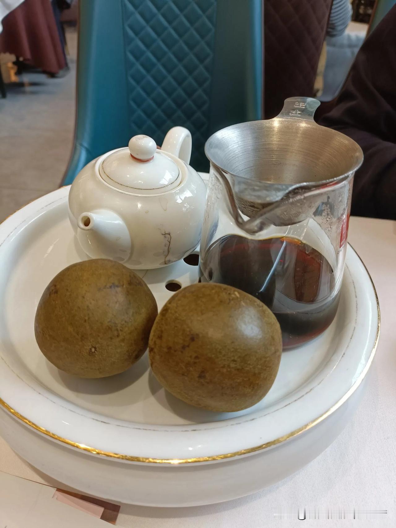 来广州旅游，上午10点当地人还在喝早茶。
开始觉得他们无所事事 ，是不是所有人都