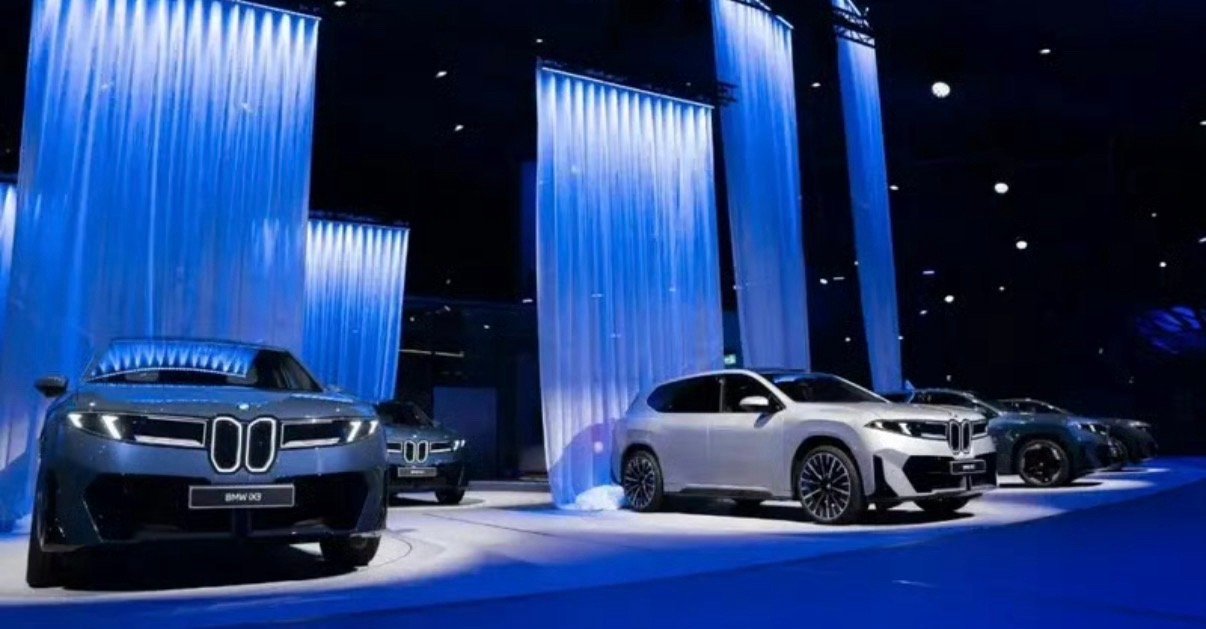 【全球首批新世代宝马iX3交付用户 长轴距版将北京车展首秀】近日，新世代宝马iX