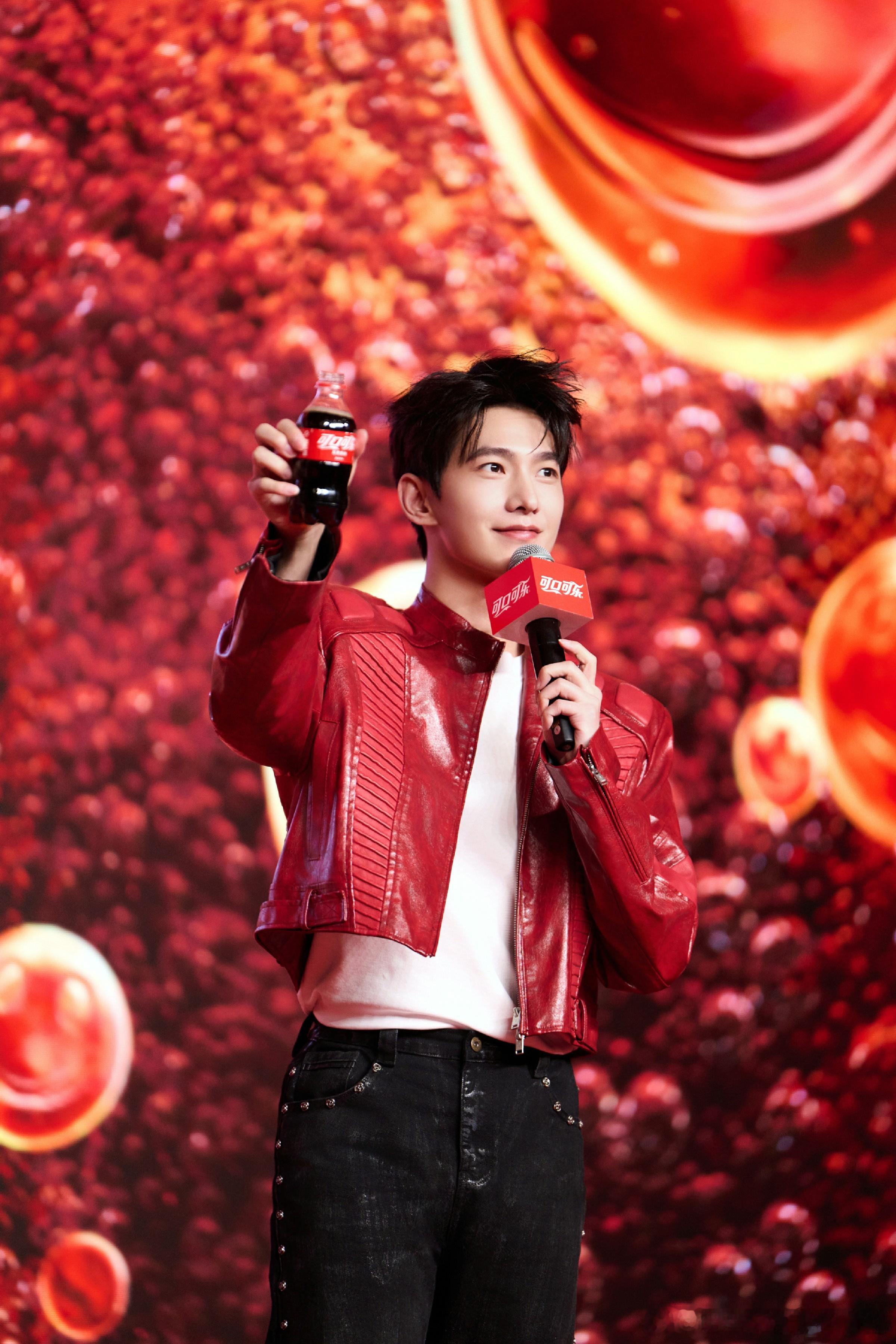 杨洋出席可口可乐品牌活动 拥抱畅爽好心情  而在接下来的新作《雨霖铃》中，杨洋将