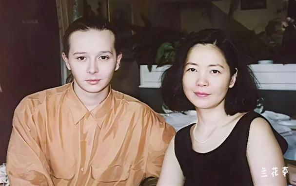 邓丽君和她的小男友保罗。
邓丽君逝世三十多年了，当年那个二十出头的毛小伙子现在怎