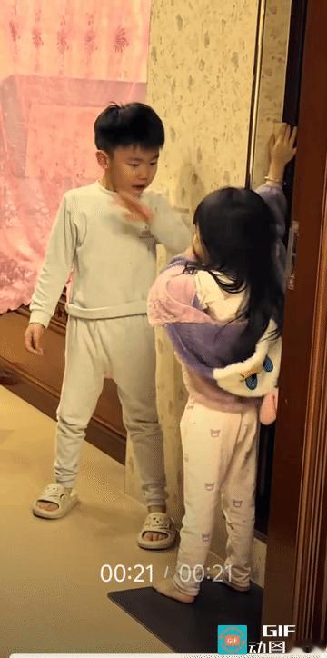 男孩举了一次手:干啥！
男孩哭了一声:你要试一下！
男孩又举了一次手:打你勒！