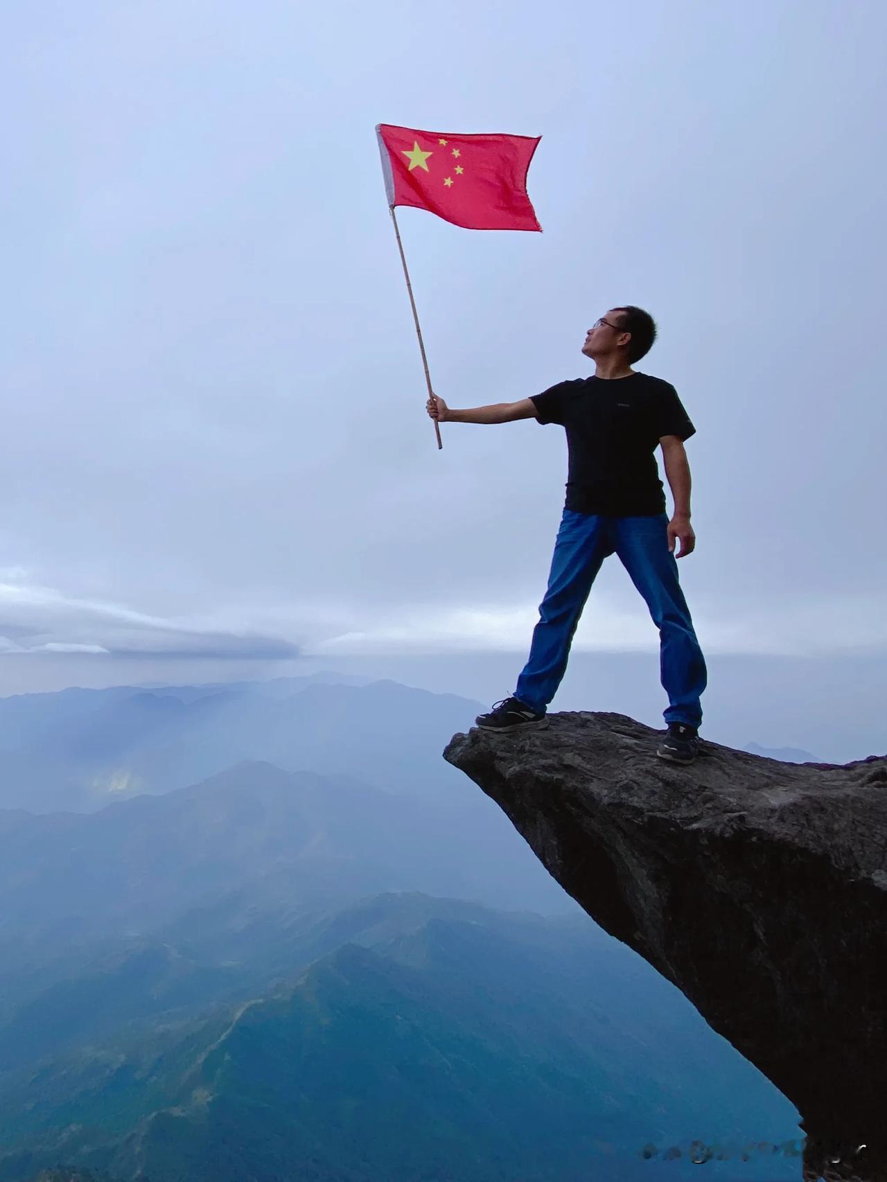 粤东沿海第一峰，海丰莲花山，海拔1337米，广东四大山脉之一，位于惠州 汕尾 交