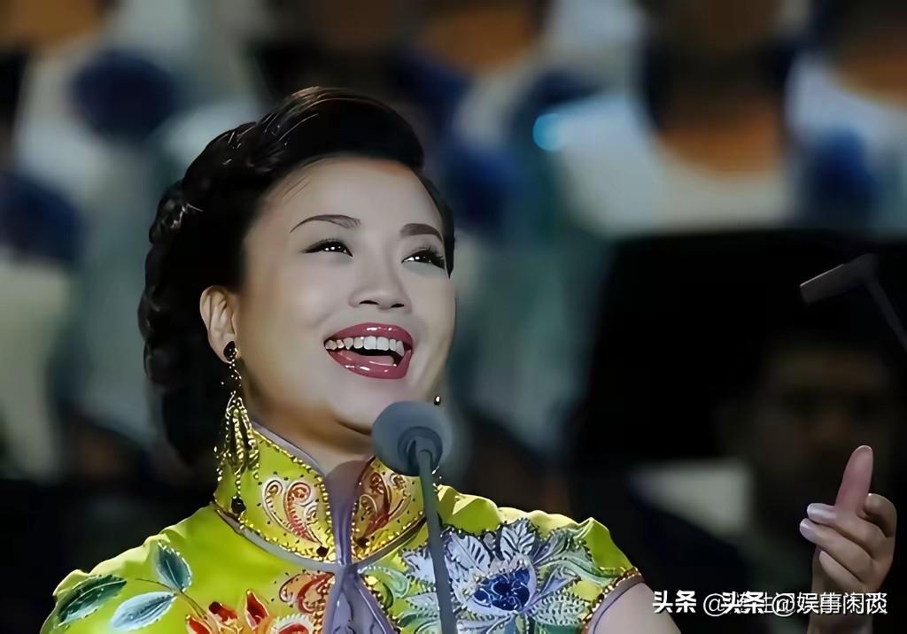 别看张也个子不算高挑，在歌坛里却是自带顶级贵气的女人！
气质优雅端庄，完全不输宋