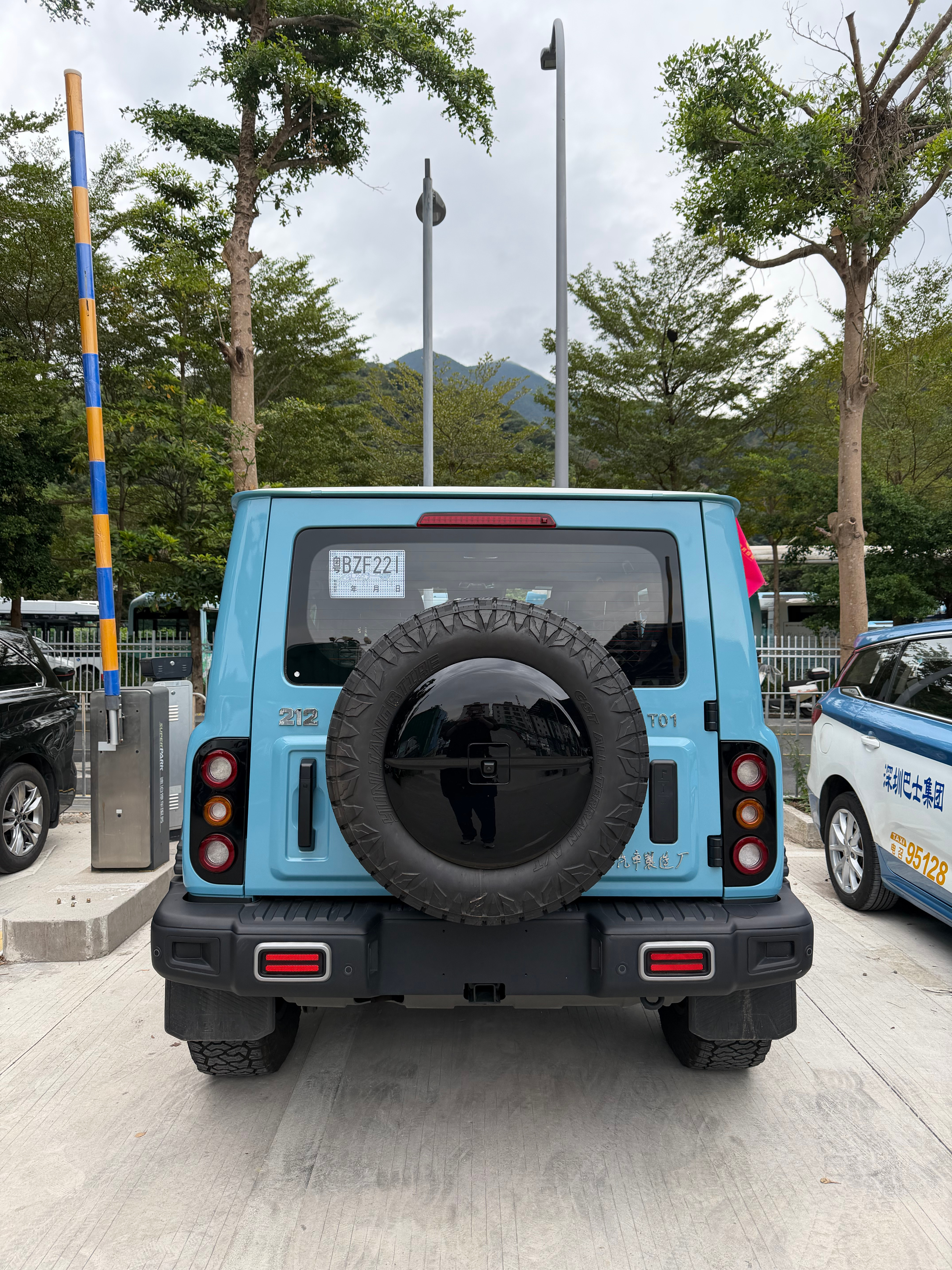 这是212啊，我晕，远看还以为是掷弹兵！别说，弄的还有模有样的