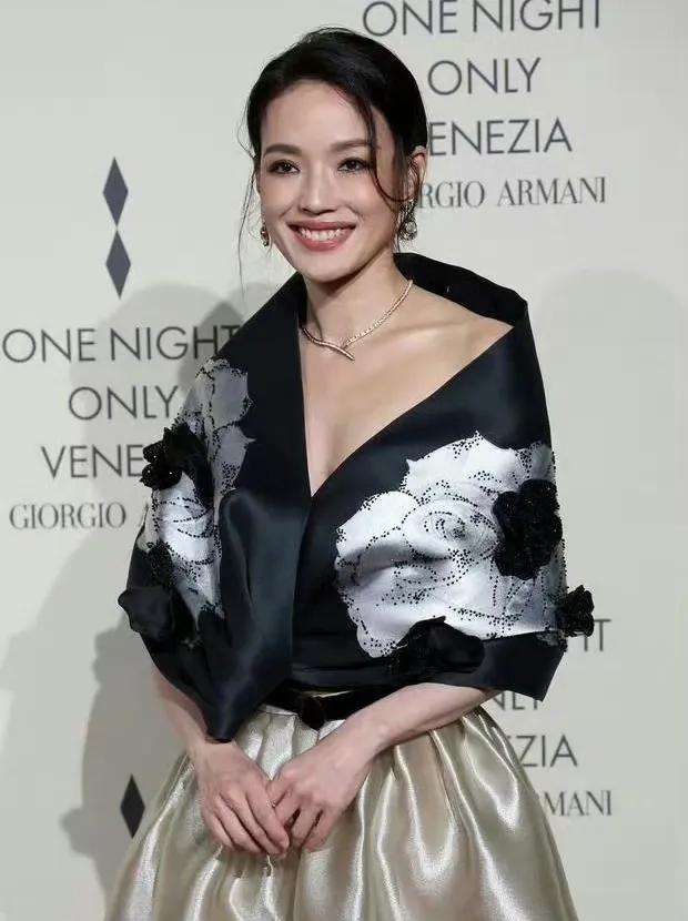 舒淇，引发热议！

9月3日，李安，刘嘉玲，舒淇和胡歌盛装出席活动，没想到，在场