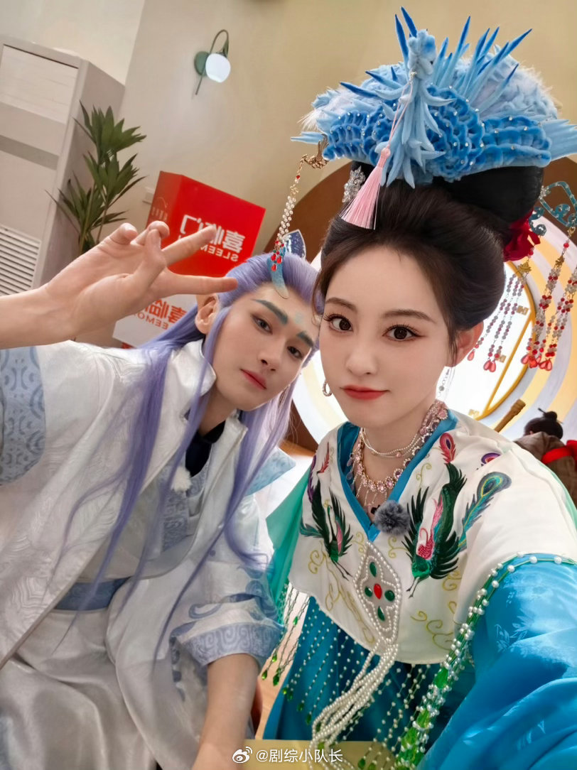 汪铎祝绪丹在这拍恋综呢周五晚高疯 祝绪丹好奇触角，汪铎二话不说低头配合。话不多说