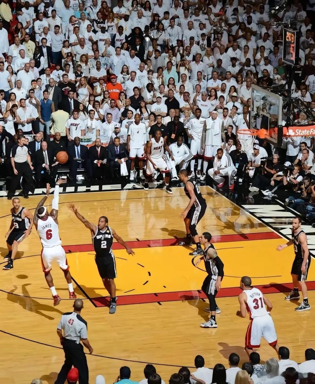 詹姆斯生涯含金量最高的一球之一。这张照片拍摄于2013年NBA总决赛，也是NBA