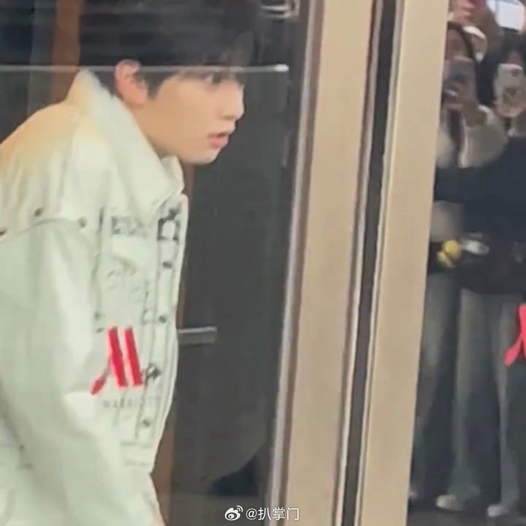 穆祉丞周五晚高疯上班造型路透穆祉丞在《周五晚高疯》的上班路透来了，今日份的穆祉丞