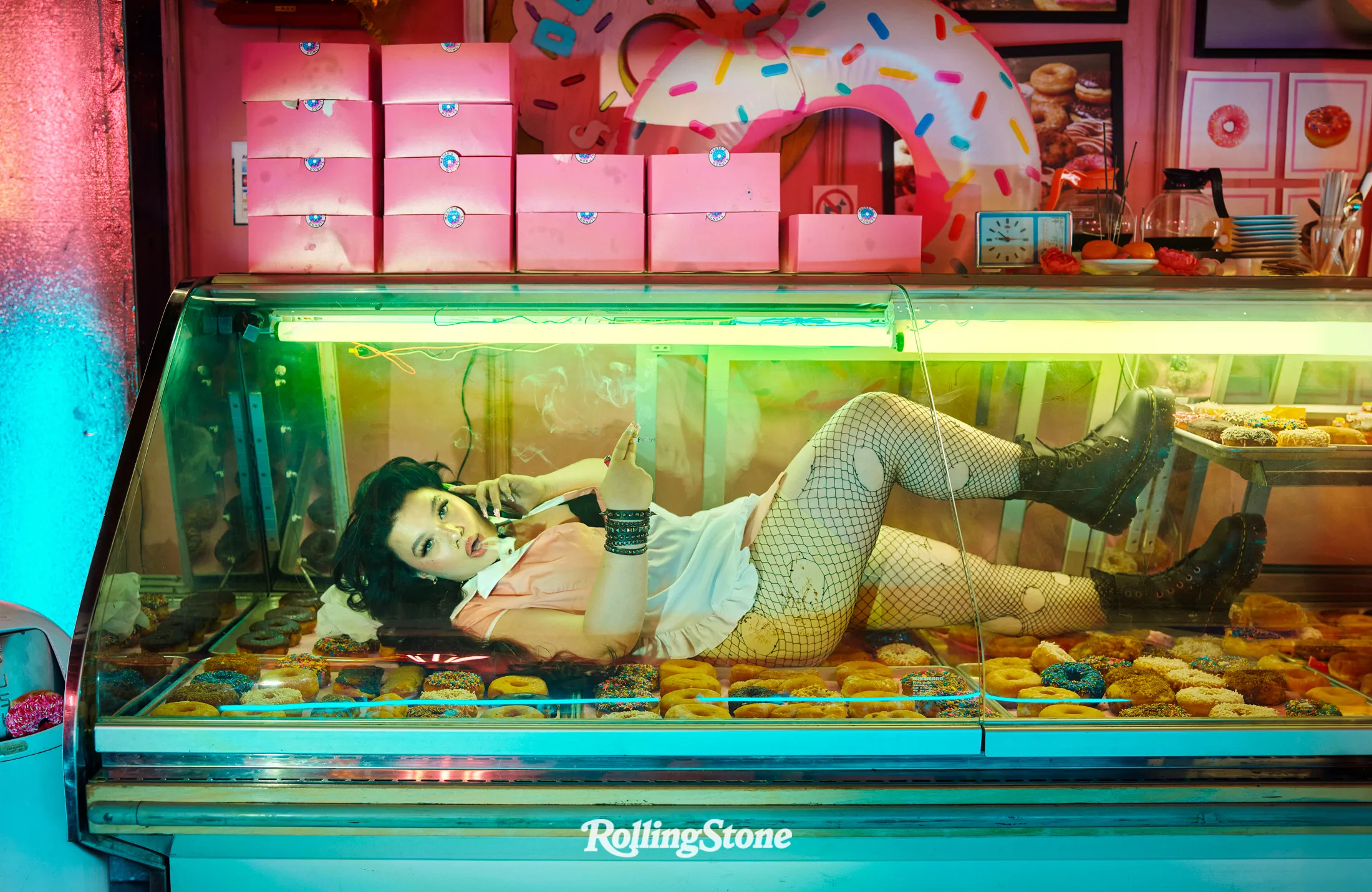 英国人气新星Lola Young变身神奇女侠登上《滚石》杂志封面及写真美图大赏！