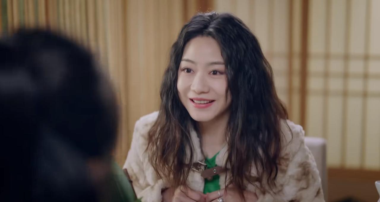 发现了吗？《不期而遇的生活》这部剧里有一个女配角，是沈晶的同事，名字叫跳跳，笑起