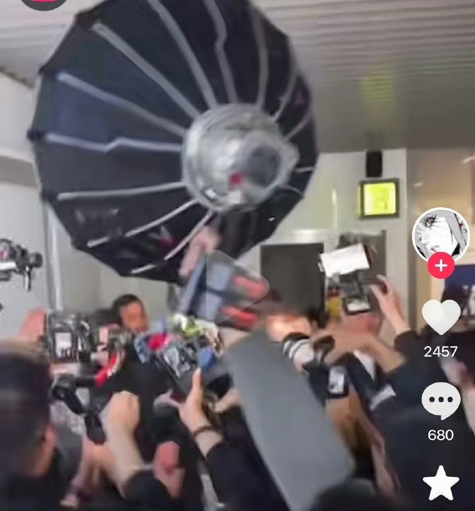 田栩宁 机场打灯 田栩宁偶像包袱挺重啊，走到哪里都得打灯随时随地出片 