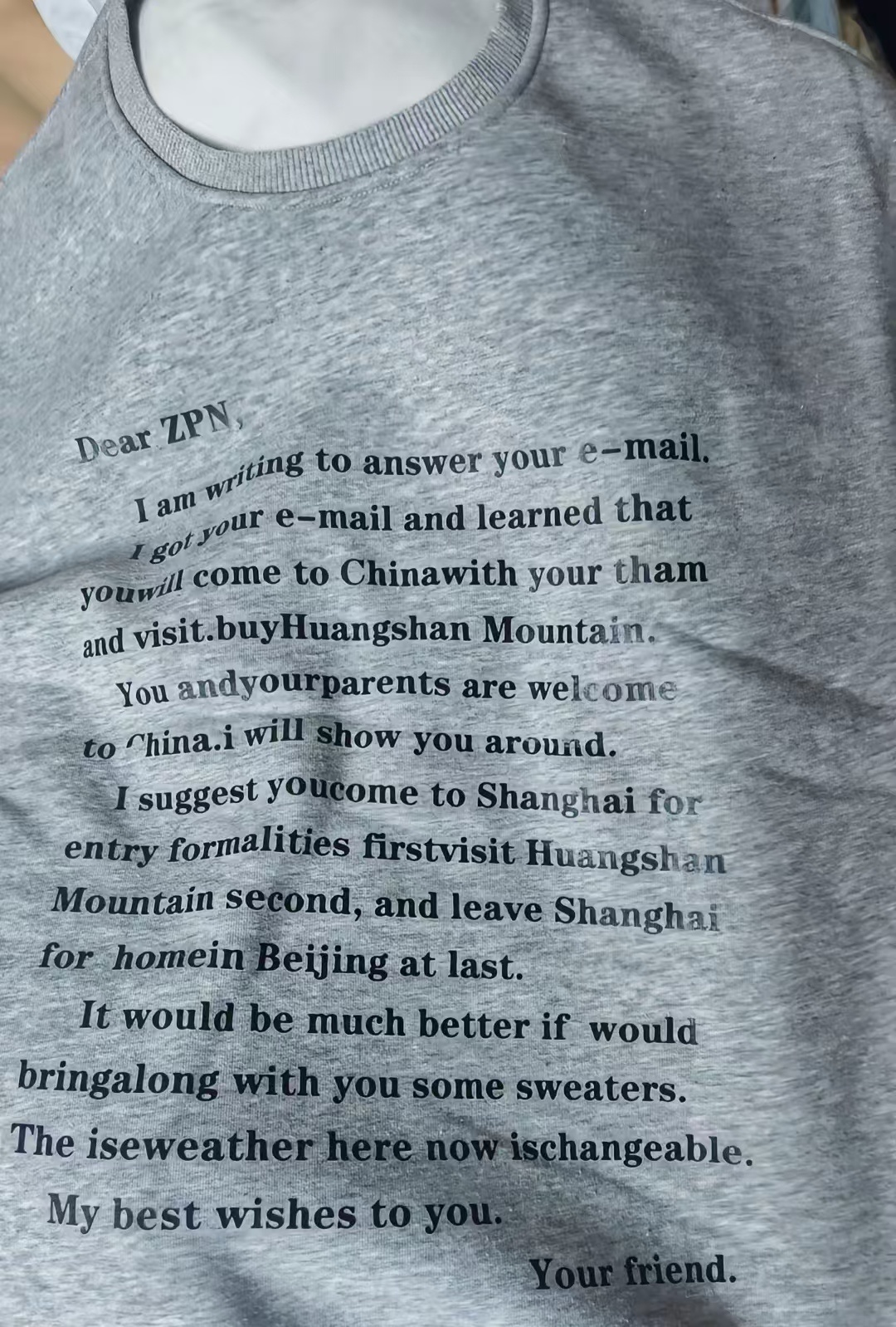 小韩你就这样设计衣服，这就是我们穿英文字母衣服的感觉吧 