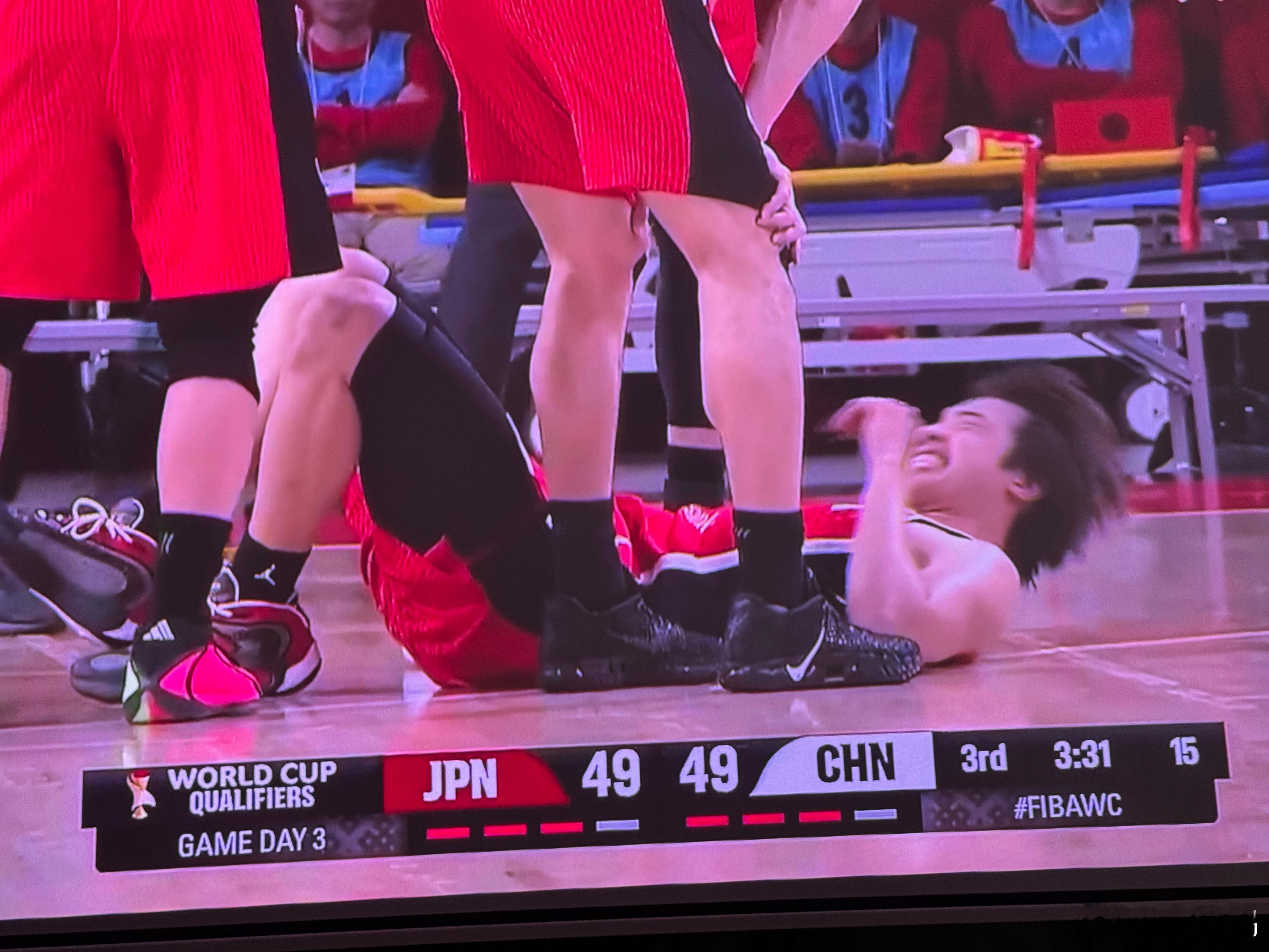 中国男篮vs日本男篮追平了终于，太不容易了，小日本要发力了，关键时刻顶住啊鸣聊体
