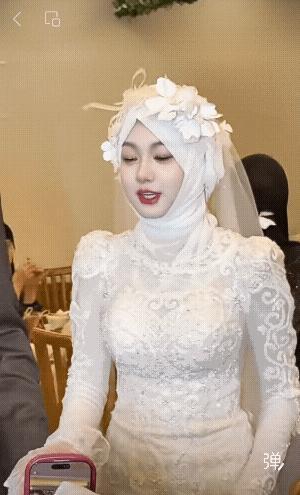 这个婚纱穿在新娘身上真的太美了！[赞][大笑]