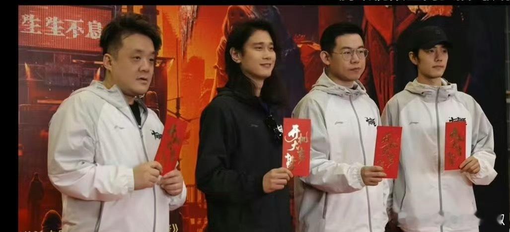 《十日终焉》肖战开机合照，新鲜的 