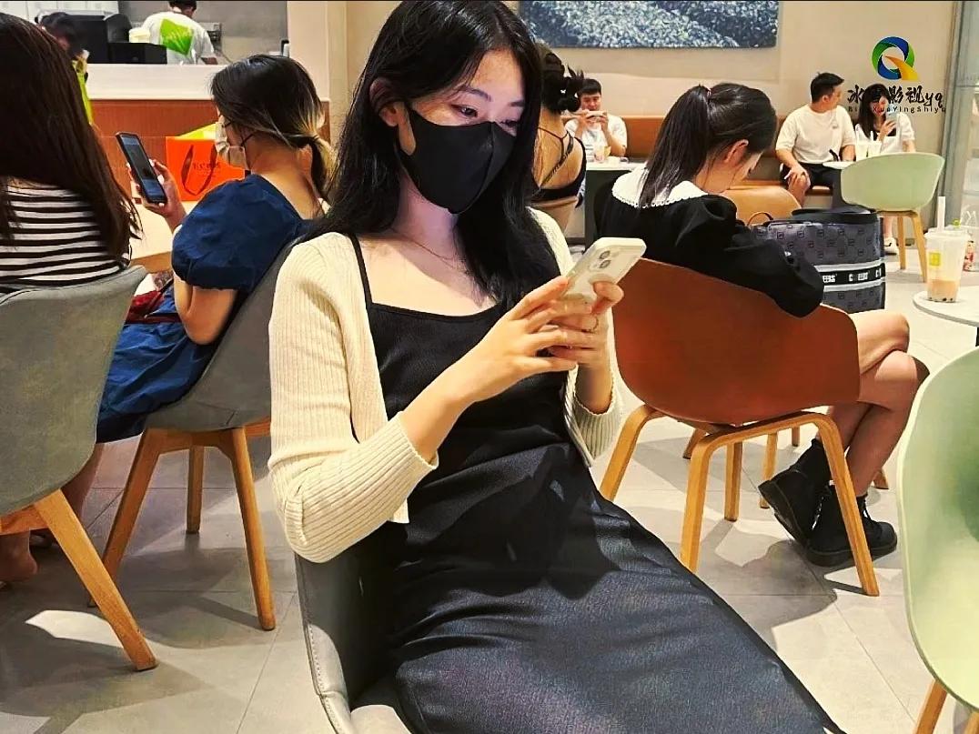 在一超市休息区拍到的，能入你的法眼否？？

长发如瀑，随意地披散在肩头，勾勒出柔