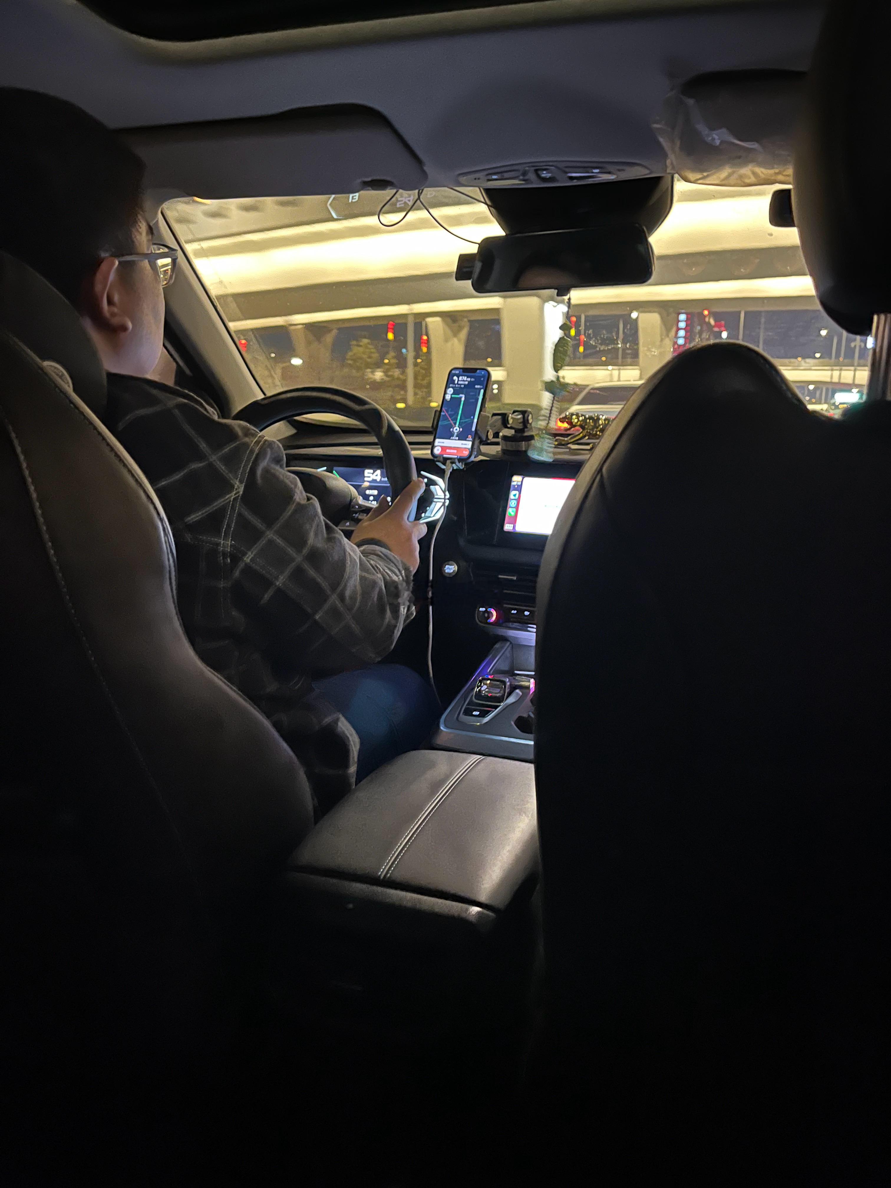 不容易啊，打到个油车，结果后排安全带插口给藏起来了，我还是自己开车吧[二哈] 