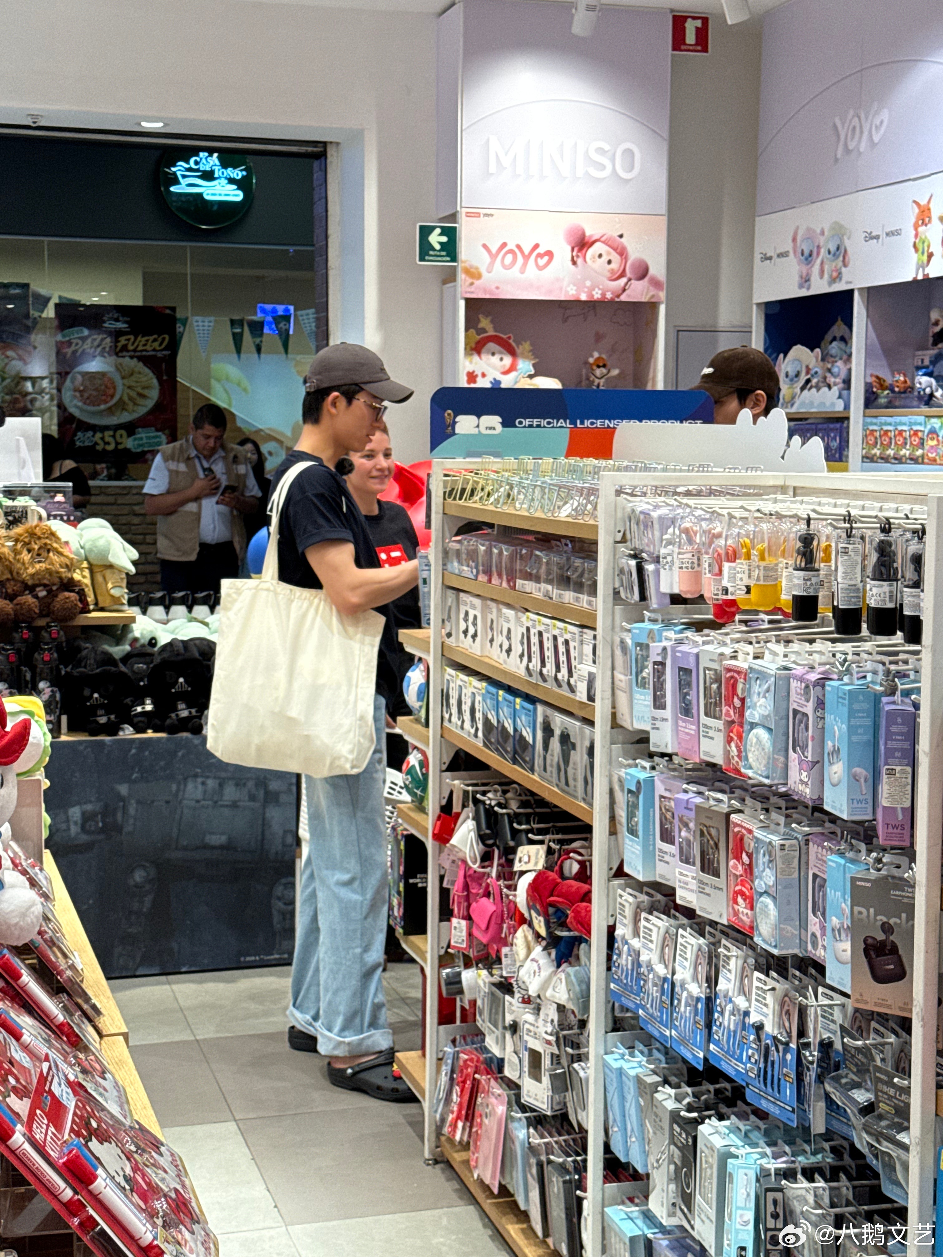 邓为墨西哥逛街背雷霆大包 走在墨西哥街头一眼认出名创优品红白色招牌，邓为进店细细