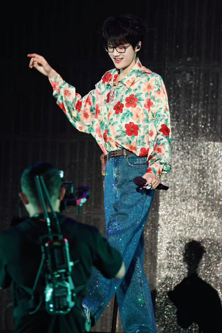 许嵩再发生一次又怎么样呢 许嵩早期签售会被问“再发生踩踏怎么办”，他回了句“再发