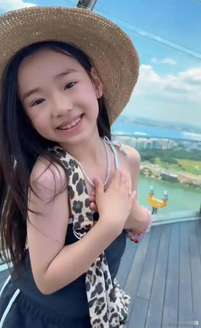 董璇胆子还没小酒窝大镜头里小酒窝大胆从容，反观董璇处处小心翼翼，反差感直接拉满，