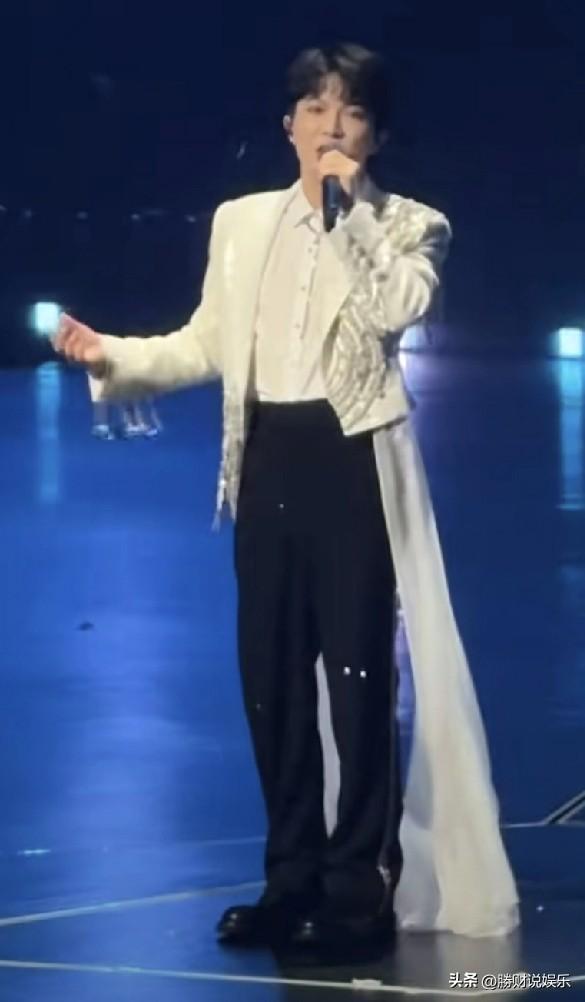 开口即封神！周深《光亮》戏腔高音燃炸抖音盛典
 
谁懂啊！周深在抖音盛典的《光亮