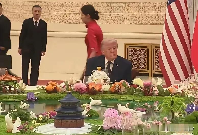 特朗普不服！

“中国有宴会厅，美国也应该有！”
 
好家伙！

看到中国 宴会