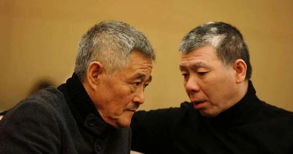 赵本山经过冯小刚面前，抬起手，一巴掌扇到他脸上。“小钢炮”冯小刚强压不爽，笑脸相
