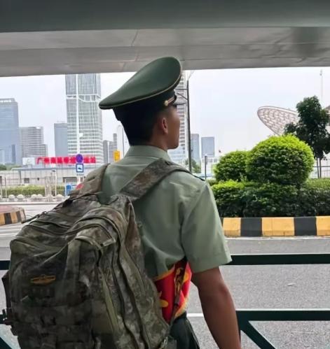 军队也开始内卷了？明明服役满12年就能转业安置、进入体制内，大量老兵却宁可撑到1
