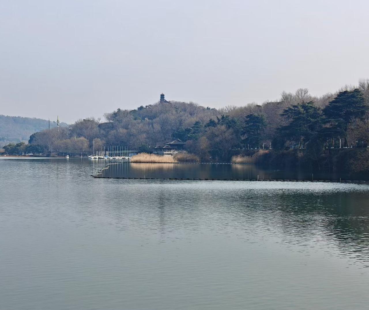 湖水把远山与古亭都酿进清冽的酒里，连风拂过，都带着“寂与阔”的，禅意回响。
🏞