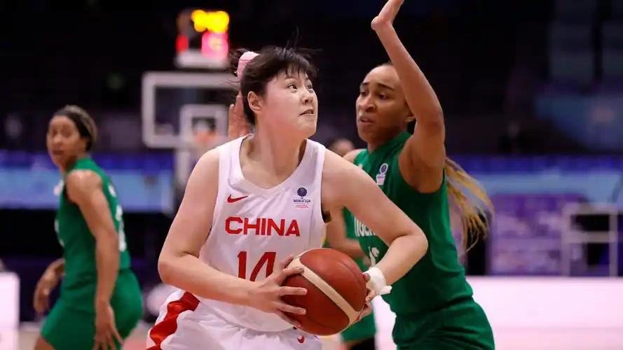 中国女篮正在重走一条老路：把所有战术围绕一个身高异于常人的球员来设计。当年男篮这
