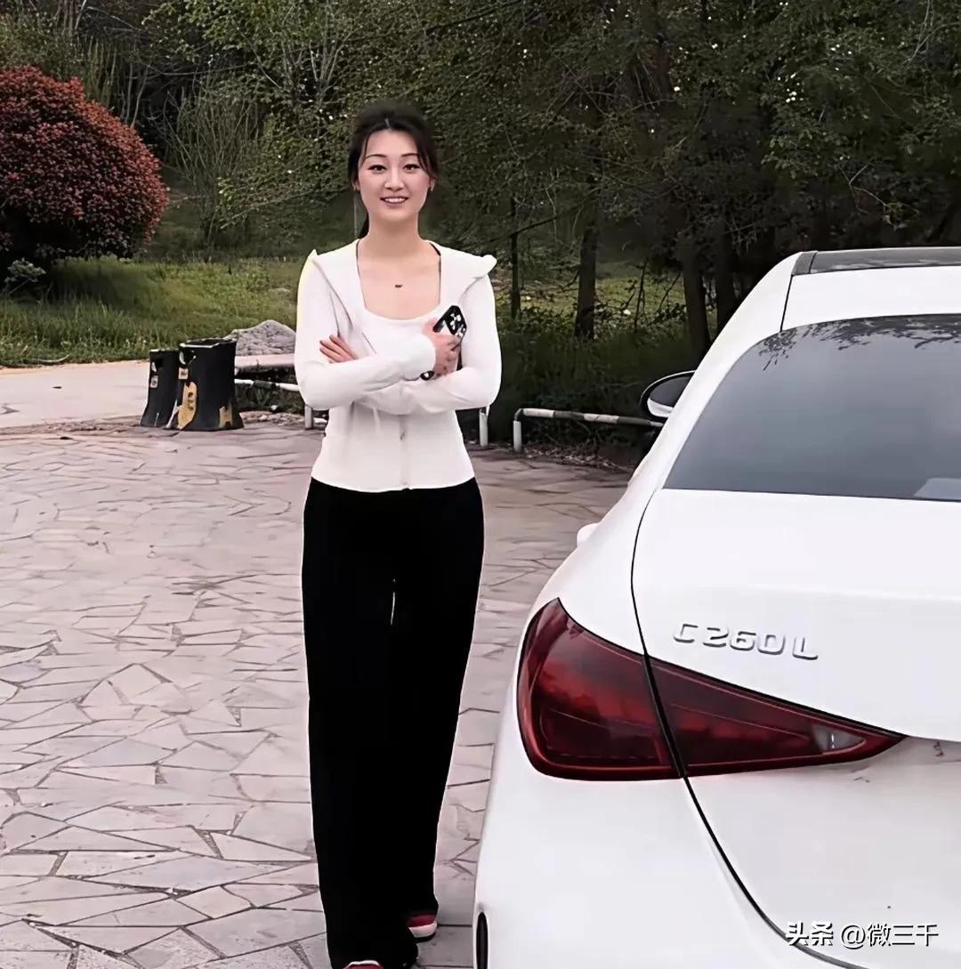 大衣哥前儿媳陈亚楠高调晒奔驰，却被网友吐槽“大衣哥只要唱几首歌，1辆奔驰钱回来了
