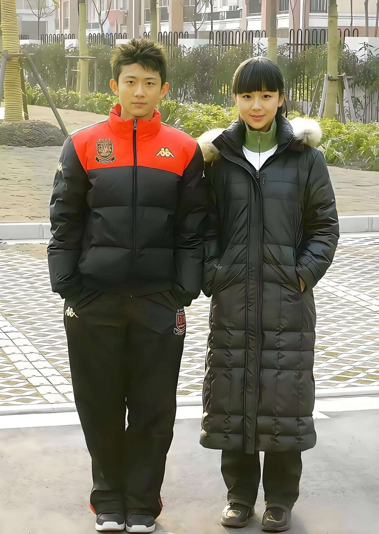 这张合照里左边是张一山，右边是杨紫，二人因经典情景喜剧《家有儿女》被全国观众熟知