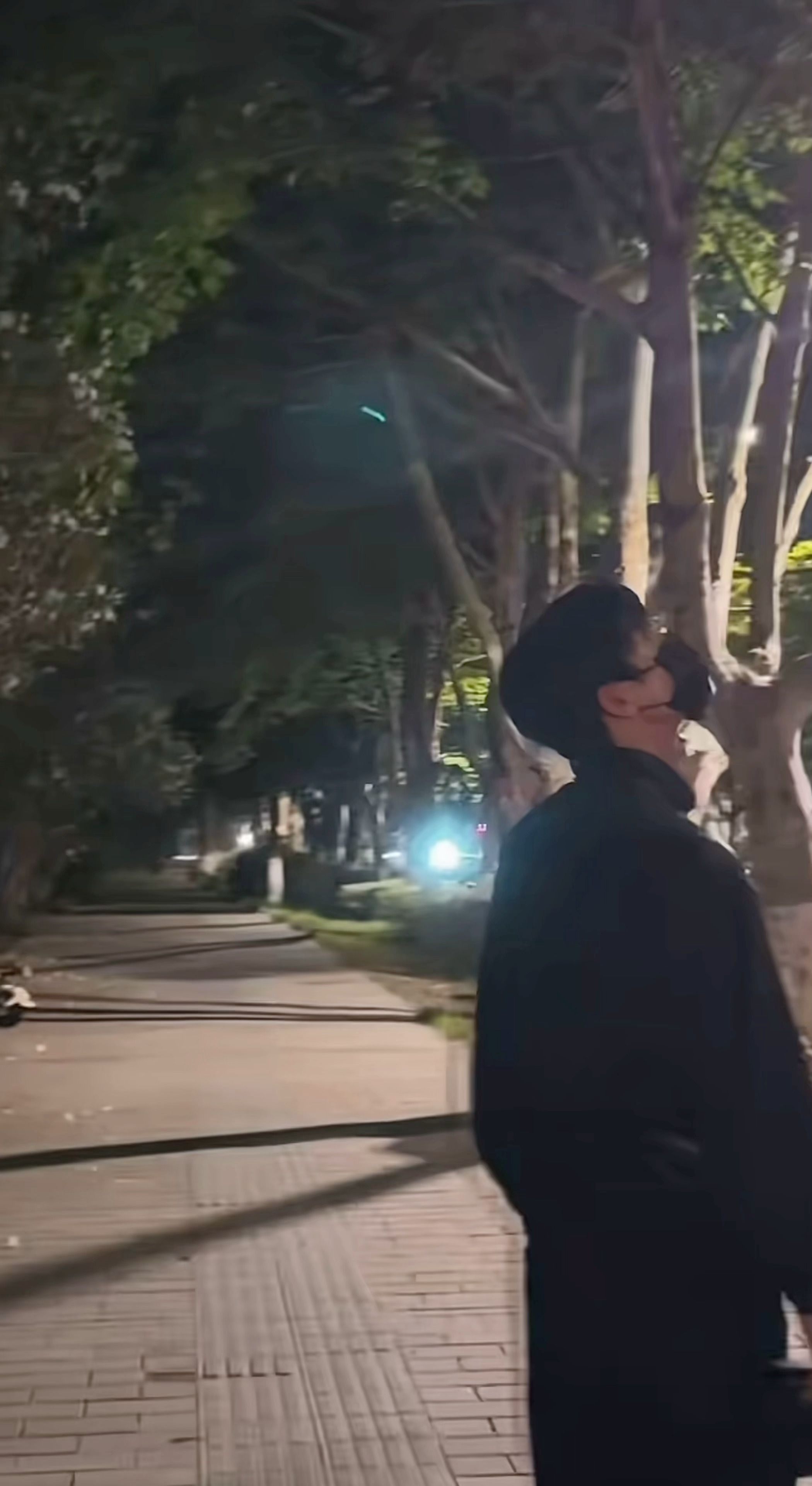 白天他在宝格丽，人山人海说的话会被尖叫声淹没是粉丝跨越城市也想要见一面的人是属于