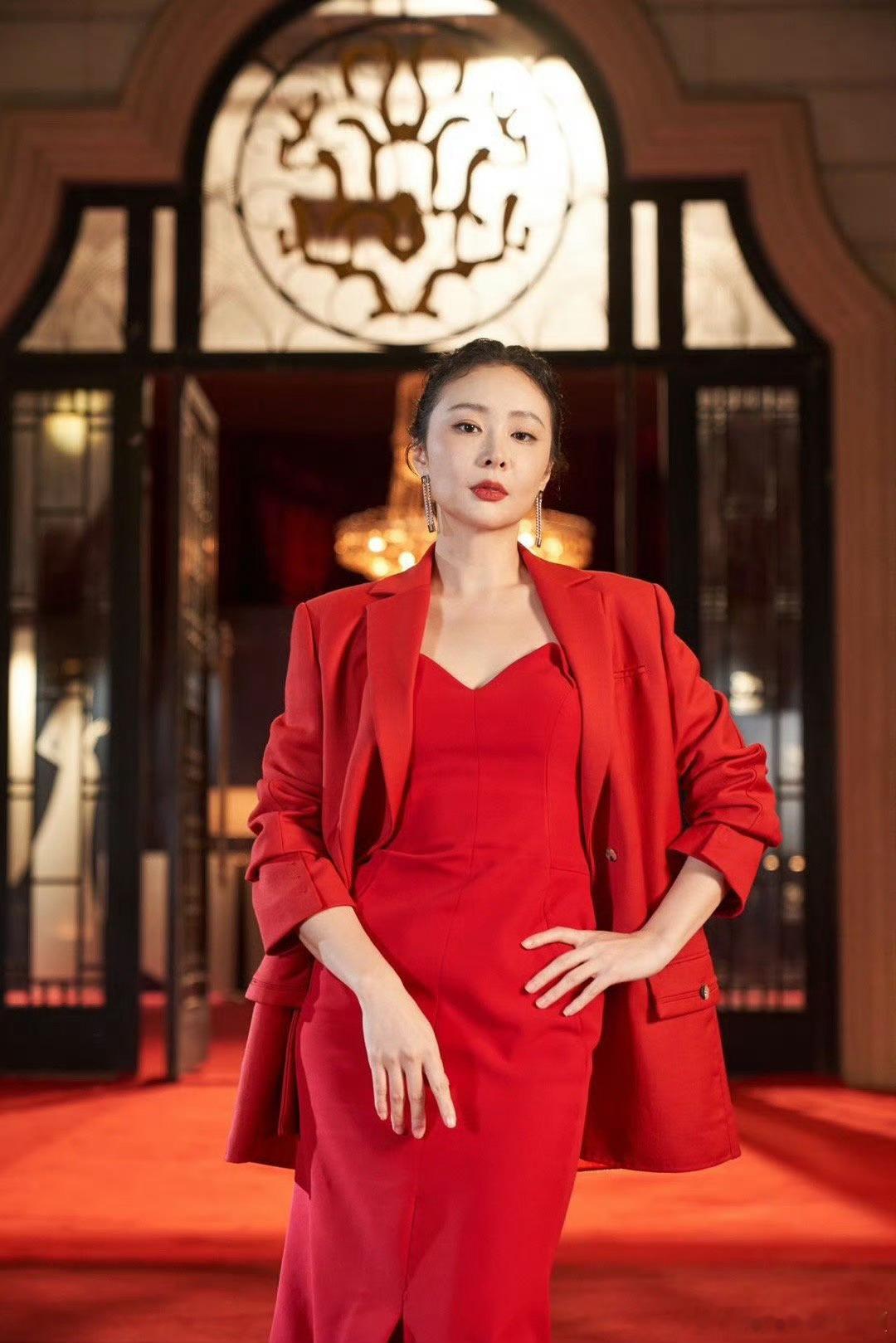 #娱乐[超话]##高叶单手提裙边#高叶单手提裙边真的美到我了，魅力直接拉满了，有