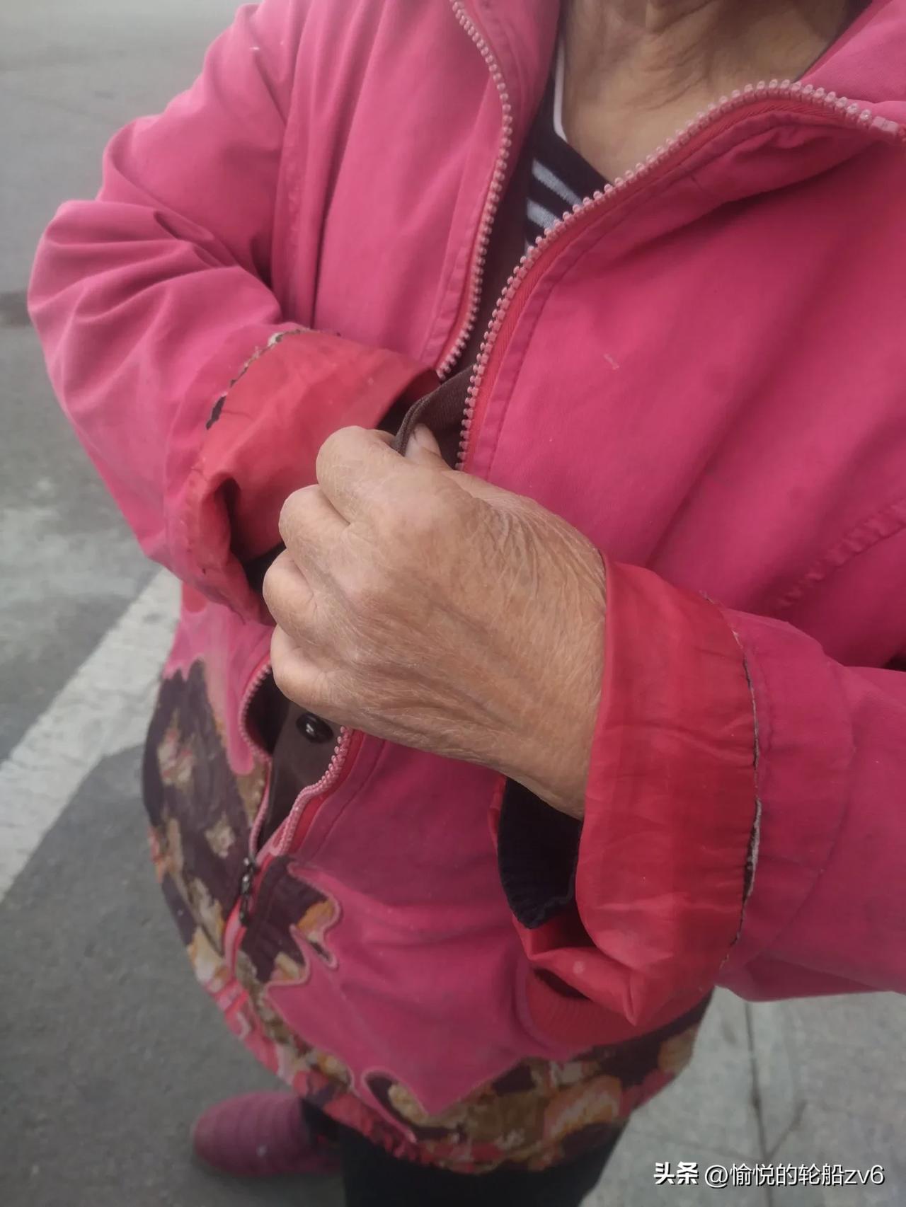 老妈这几天几乎每天都让我买一包卫生纸，我还纳闷，这卫生纸怎么用这么快？
后来发现
