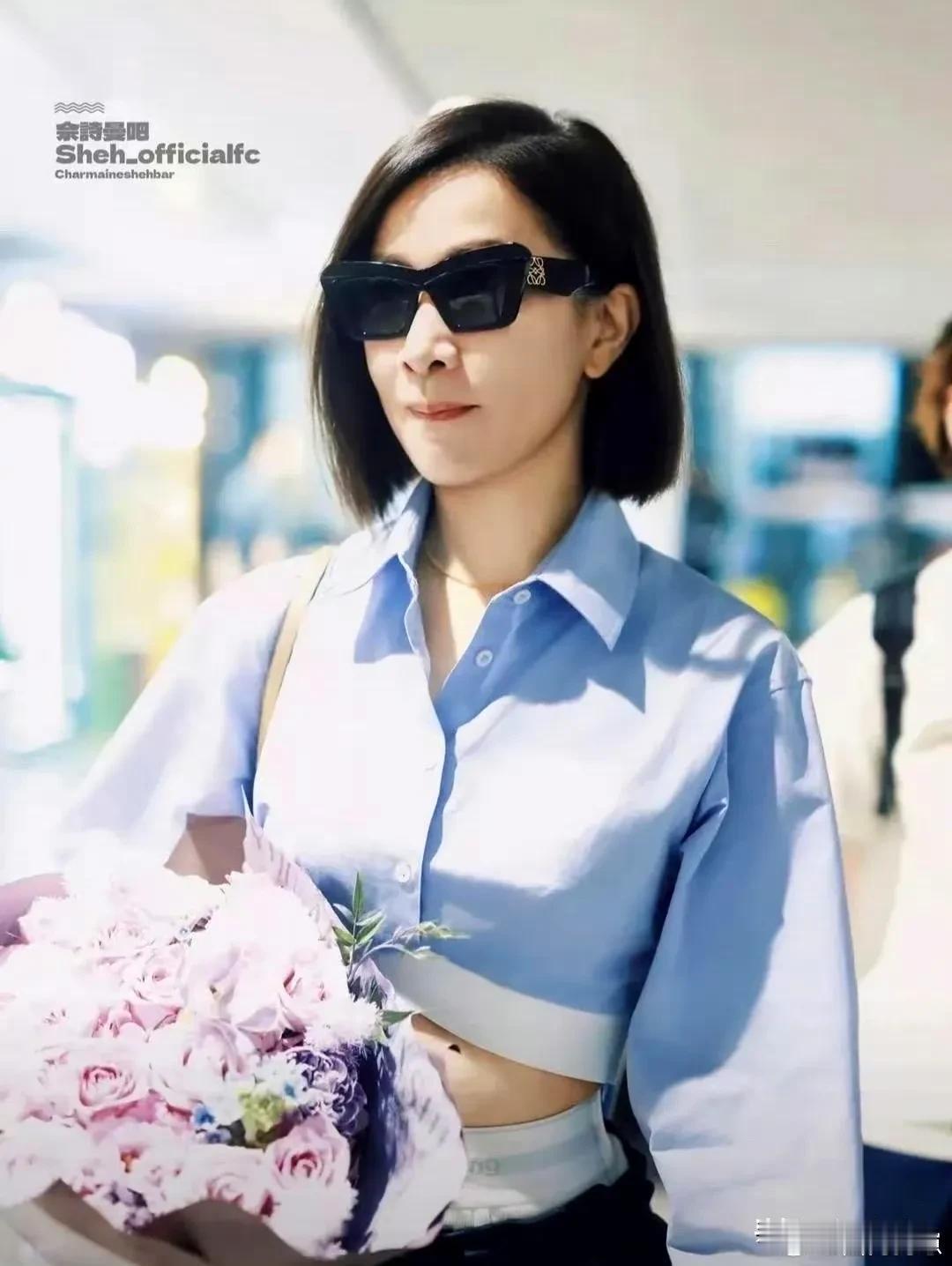 佘诗曼抵沪，抱鲜花穿露脐装，状态超靓，嫩如28岁～ ​​​