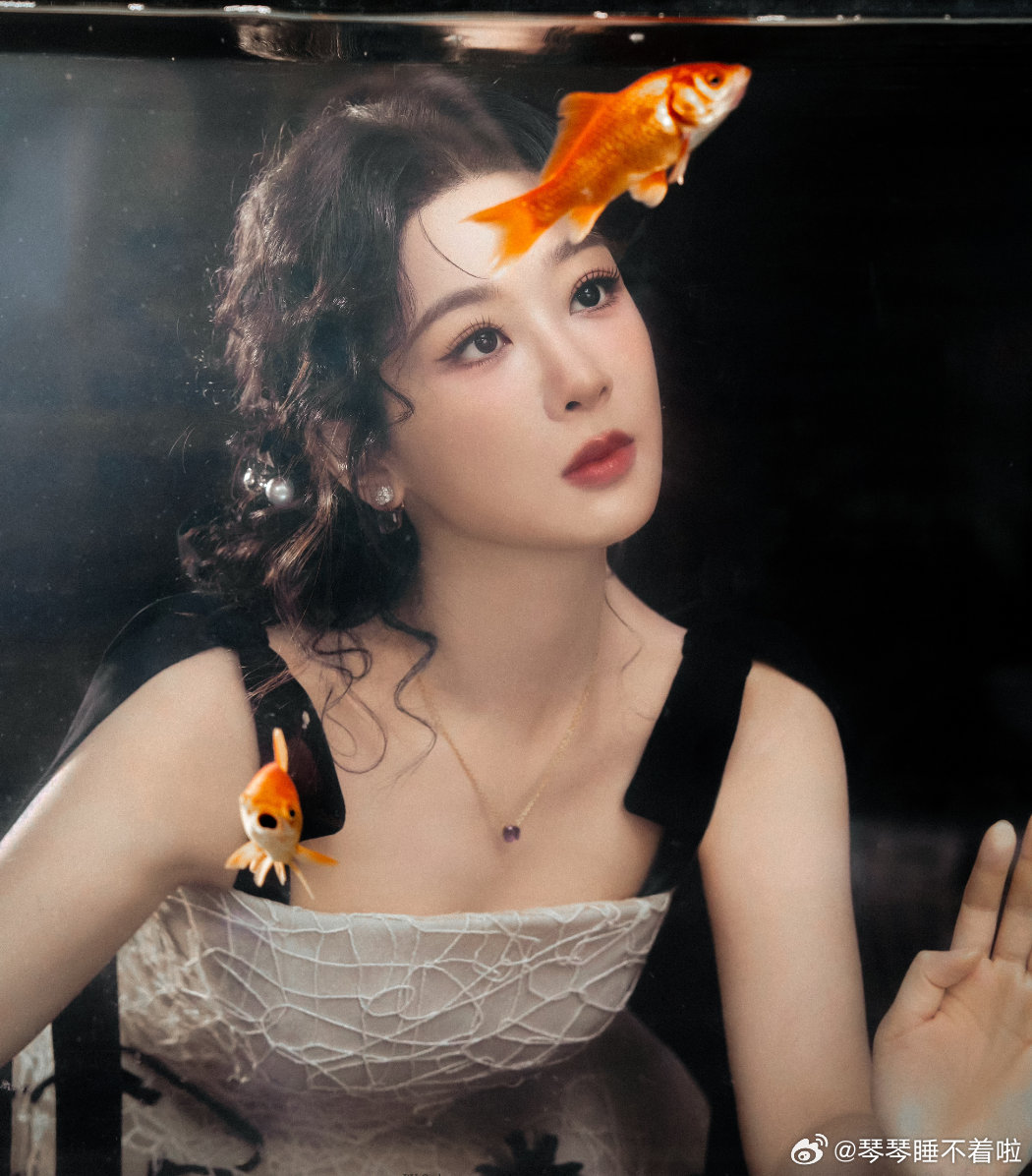 杨紫 yz杨紫 青春的定义是朝阳日落，是少年走向阳光脚印”  "𝓣𝓱𝓮 ?