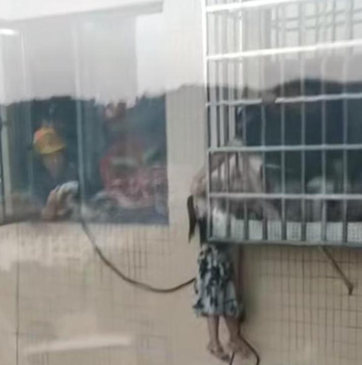 “这孩子命真大呀！”湖南娄底，14楼邻居正在家里做饭，突然听到阳台一声巨响，并喊