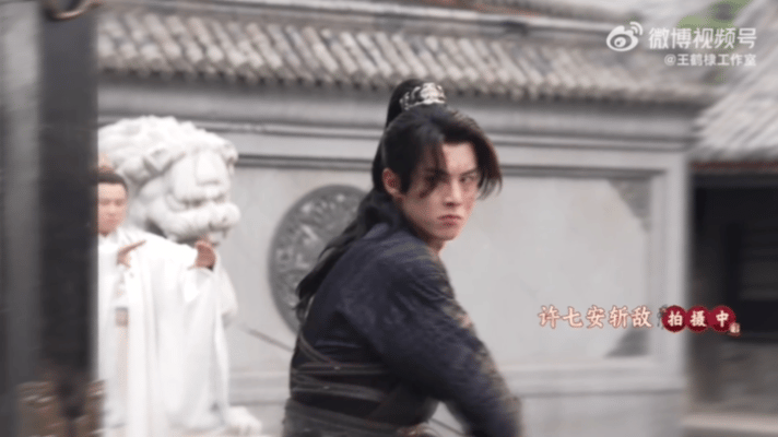 王鹤棣一秒爆发式哭戏  王鹤棣片场泪崩镜头 王鹤棣大结局和郑兴怀大人并坐对视，一