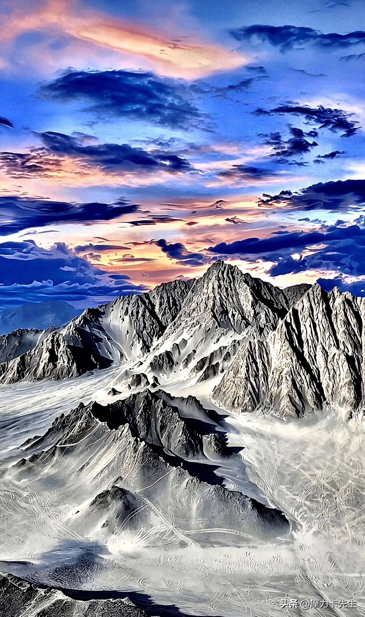 黑独山的云海层层翻涌，雪峰巍然矗立，落日霞光铺满天际。站在大地高处，才懂得世间所