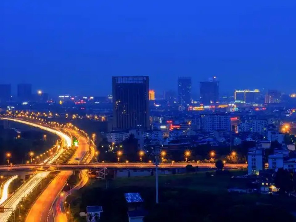 我们总习惯于用“世界超市”一个标签定义义乌。海量货品、繁忙物流、络绎不绝的海内外