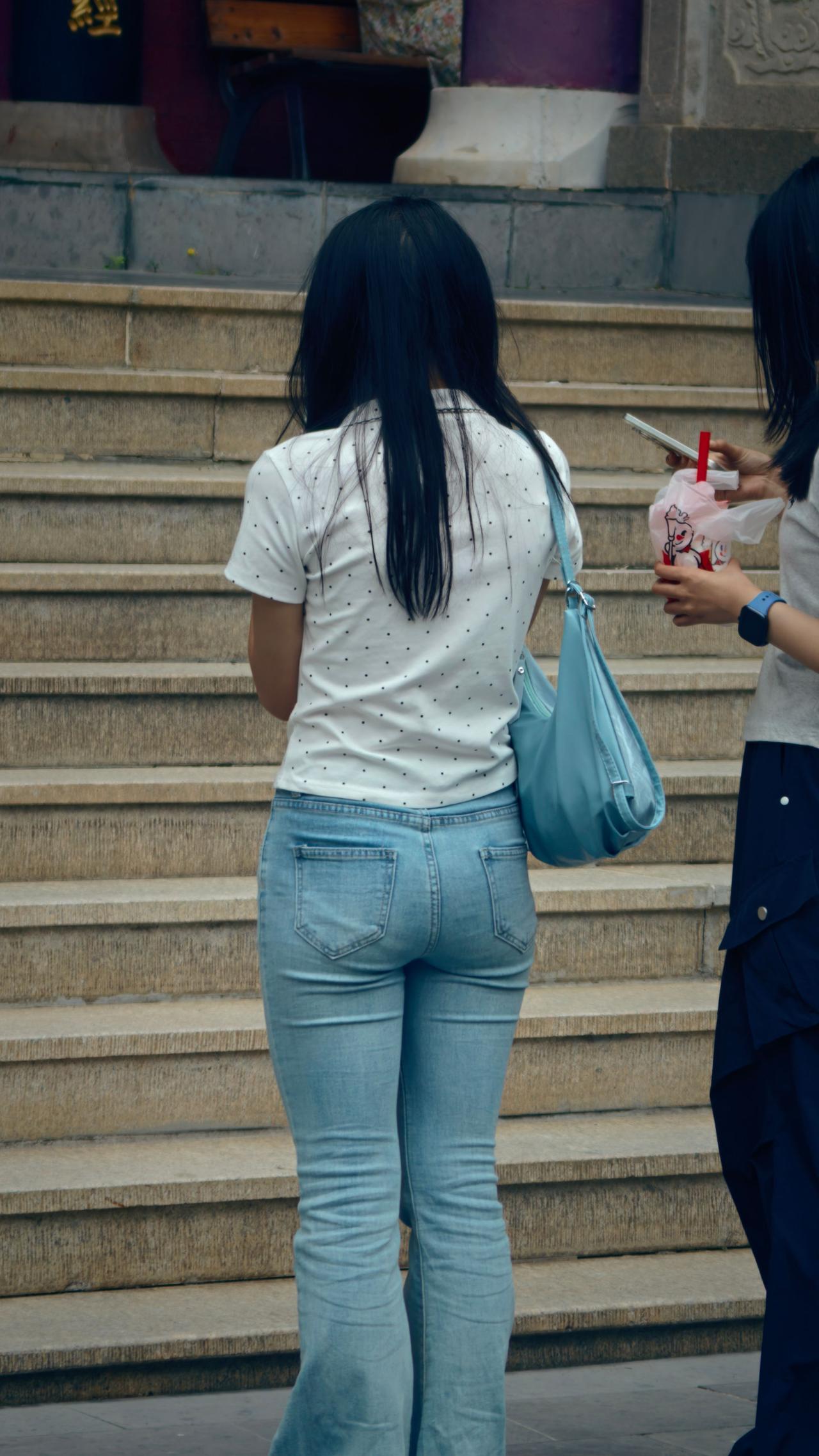 组图｜石阶前安静的背影，寻常街头细碎瞬间。不必奔赴远方，生活里不经意的一幕，就藏