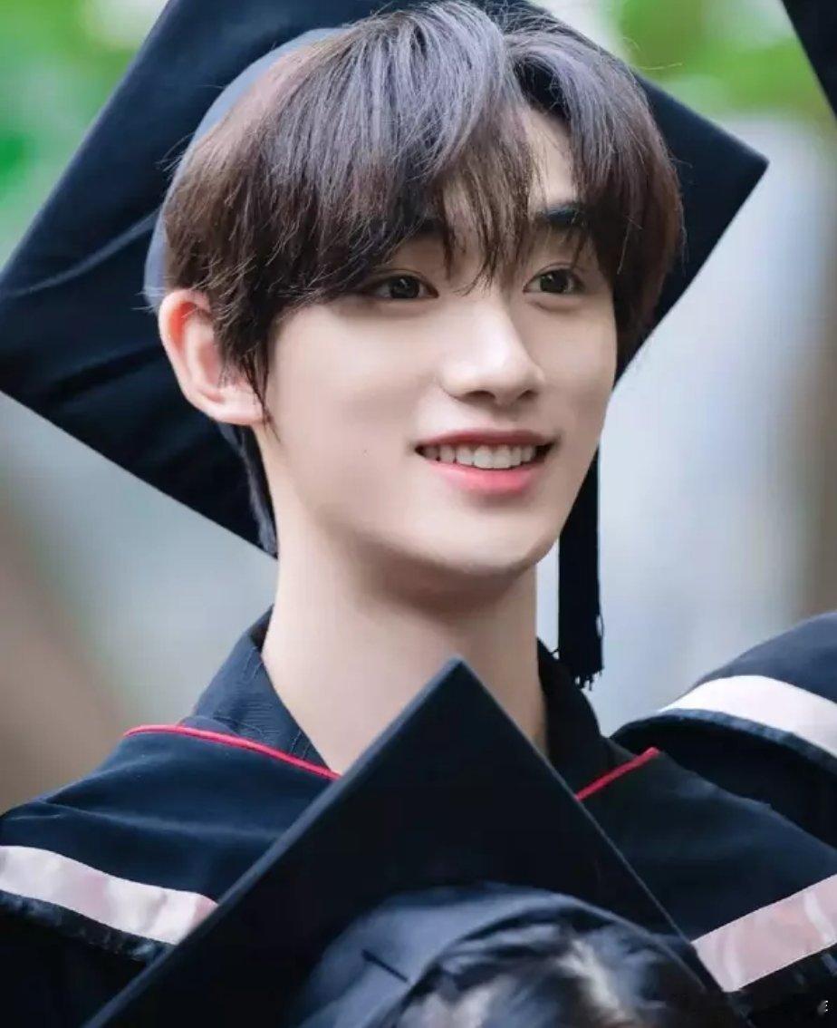 丁程鑫穿学士服青春活力，对镜甜笑帅气阳光，简直是清纯男大。 ​​​